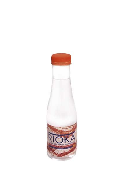 Garrafinhas de água do mar com laranja